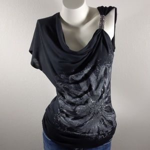 ❤️ 3/$15 Asymmetrical black daisy sparkle top